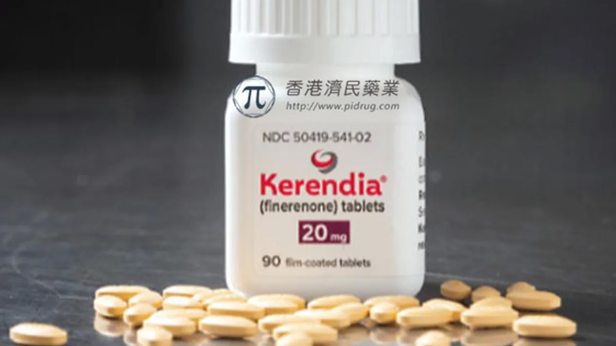 医生正在查看糖尿病肾病患者的化验单，评估是否适合使用非奈利酮