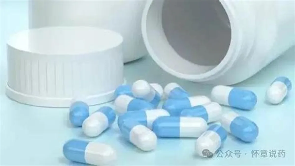 患者手持非奈利酮药盒和化验单，关注尿蛋白指标